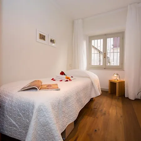 Colonno Sleeps 8 Holiday home Sala Comacina
