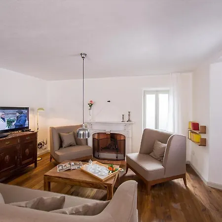 Colonno Sleeps 8